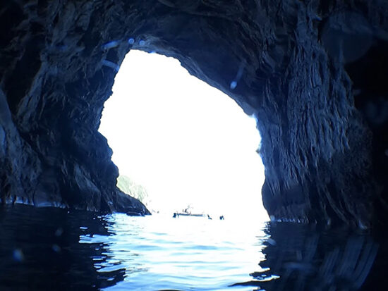 洞窟はなんだか怖いけどみんなで泳ぐと冒険っぽいです