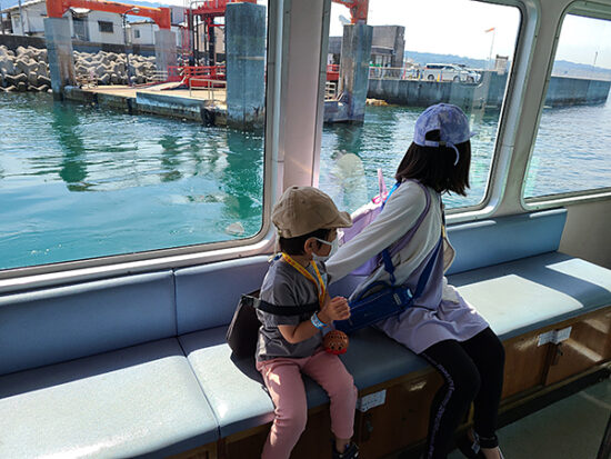 長女と長男は船内から景色を見て