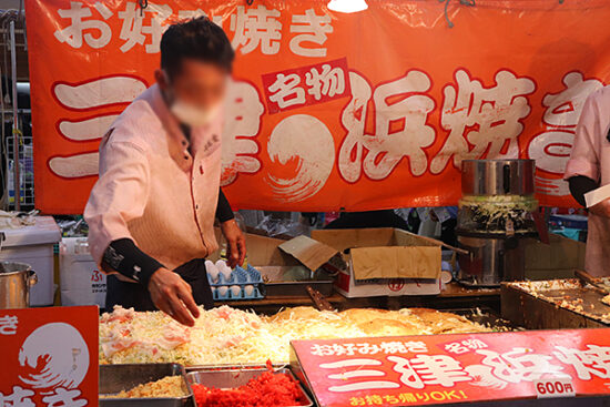 食べ歩きもいいですが、持ち帰って食べるお祭りご飯も雰囲気があっていいですよね