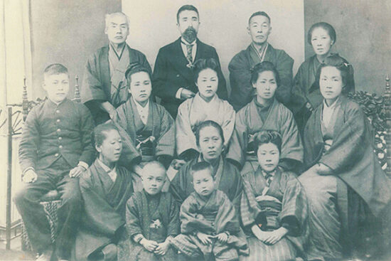坂本家集合写真―後列左から２人目の男性が甥の坂本直寛