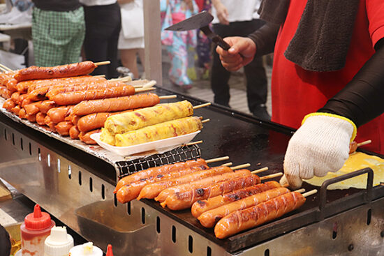 銀天街入口～旧GET周辺もたくさんの飲食店の出店が立ち並ぶ人気エリアです