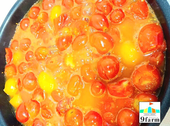トマトジュースを作るためにトマトをフライパンで加熱している最中