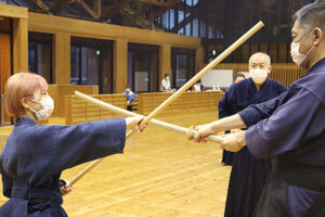 あの宮本武蔵を倒した武道！？「杖道」体験教室が愛媛県武道館で開催！