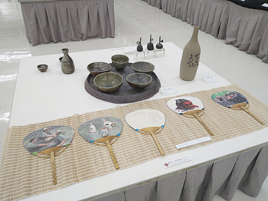 西予市城川町の「どろんこ祭り」の団扇や陶器作品など貴重な品も。