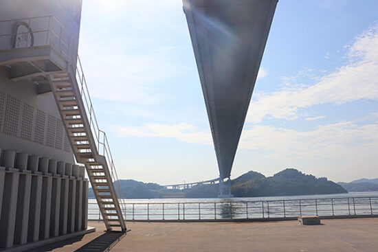 本州へと伸びる橋を真下から見られる光景はかなりレア。人気の撮影ポイントのひとつです