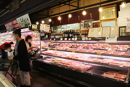 お肉売り場も普通のスーパーのように充実しています。近所にあると嬉しい！