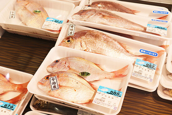 魚売り場でもいろんな種類の魚や切り身が売られています。そして何より驚きの安さ！
