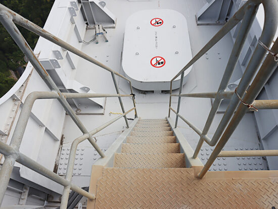 さらに一段高いケーブル点検用出入口の階段