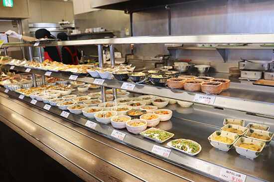 「彩菜食堂」は大学や職場の食堂を思わせる素朴な雰囲気。メニューも豊富！