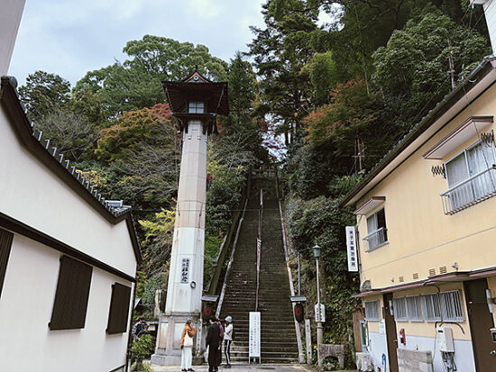 大洲神社の正面階段。