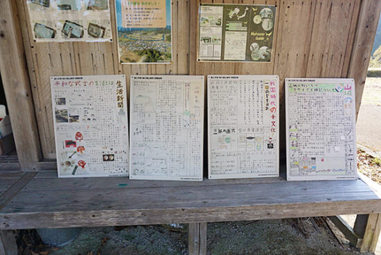 地元の子どもたちの書いた新聞が展示されています。