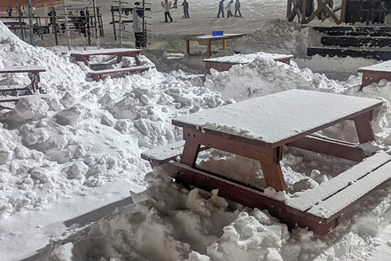 イスとテーブルが埋まるほどの積雪量…。