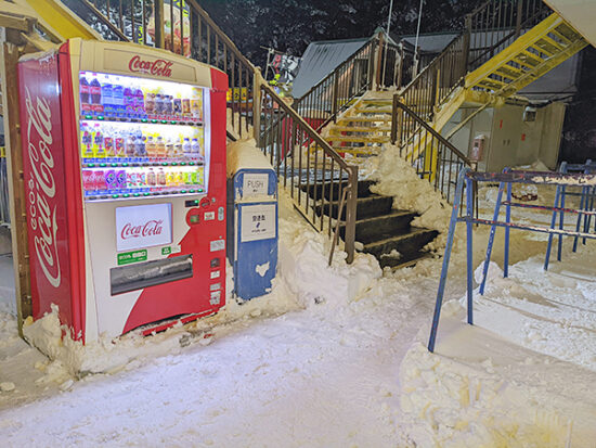 通り道は除雪されています。