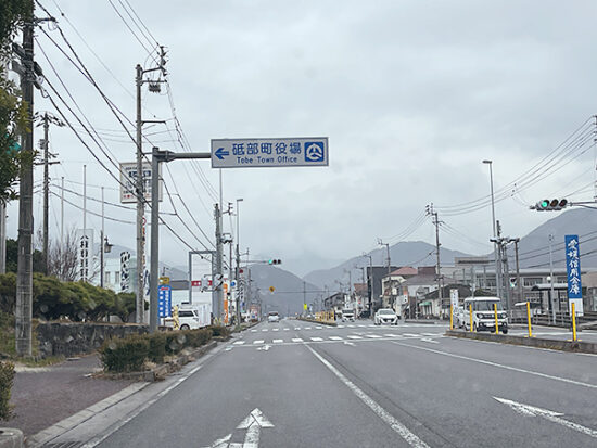 松山ICから車で10分、この看板が見えたら左折です。