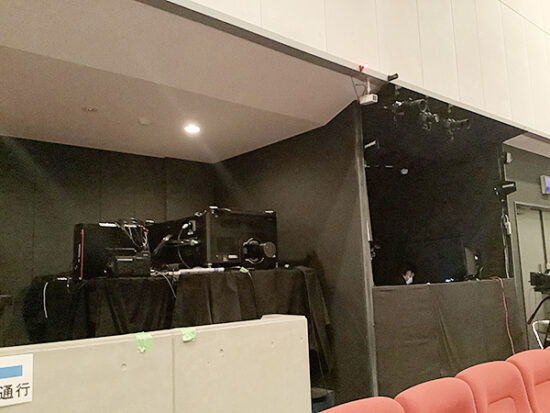 舞台席後方にはカメラと音響設備が。裏方として舞台を支えます