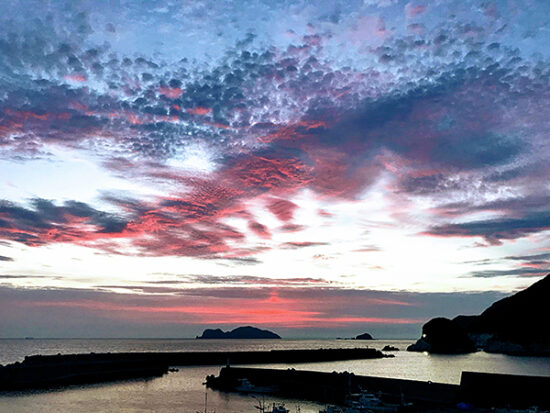 沖の島からの夕日と姫島