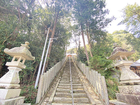 長い階段の先には神社が