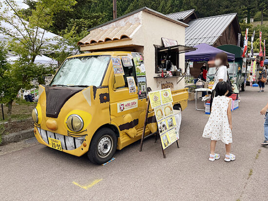 可愛いネコバス風のキッチンカーは子供に大人気でした。