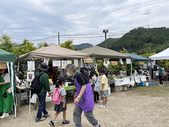 駐車場も満車、会場もたくさんの人で賑わっていました。