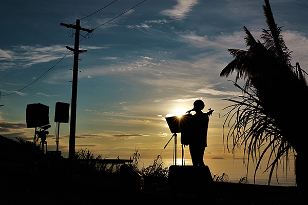 夕暮れ 夕焼けプラットホームコンサート38 愛媛/伊予市】 海を眺めるJR下灘駅