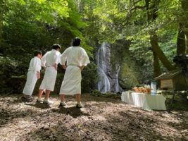2025年愛媛の川遊びスポット｜御祓 滝打たれ体験（内子町）神聖な「紅葉ヶ滝」で心身を浄化しよう