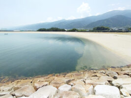 【寒川豊岡海浜公園ふれあいビーチ海水浴場開設 愛媛/四国中央市】 映画のロケ地で海水浴を満喫！