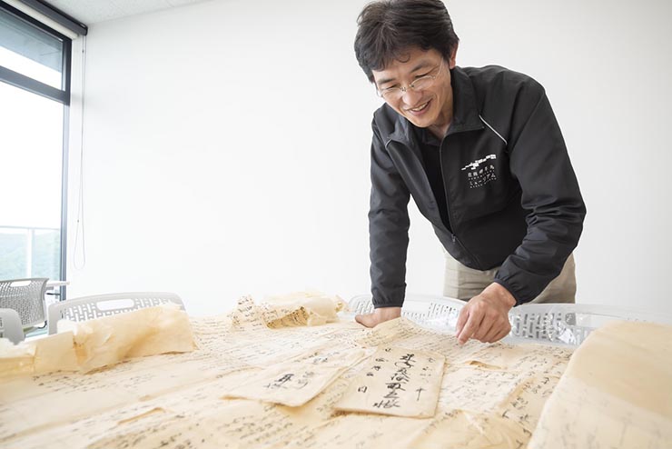 古文書発見!? ふすまはがし 〜学芸員のお仕事体験〜 【佐田岬体験博