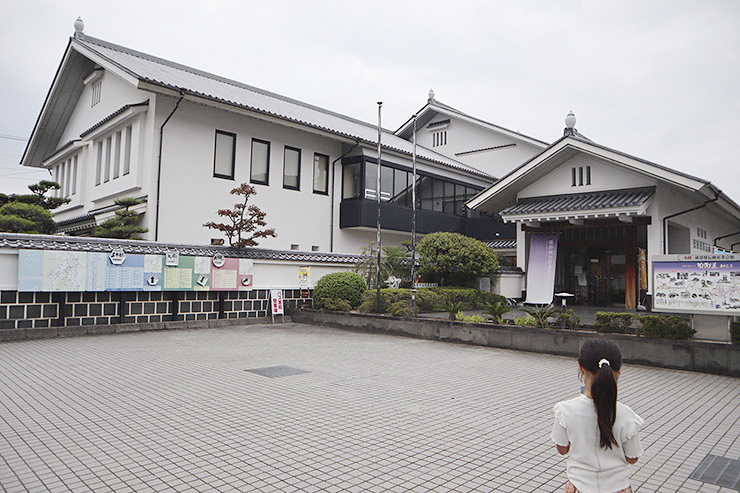 【砥部焼ひなまつり展 愛媛/砥部町】 砥部焼伝統産業会館で愛媛を代表するひな人形の展示販売イベント