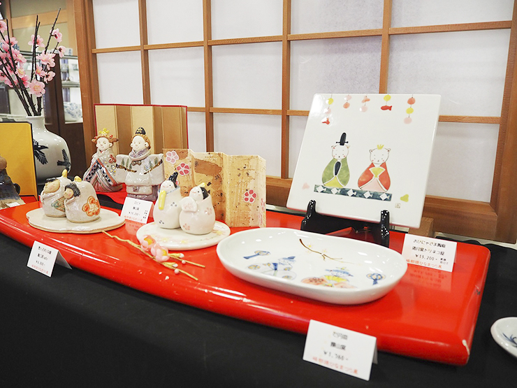 【砥部焼ひなまつり展 愛媛/砥部町】 砥部焼伝統産業会館で愛媛を代表するひな人形の展示販売イベント