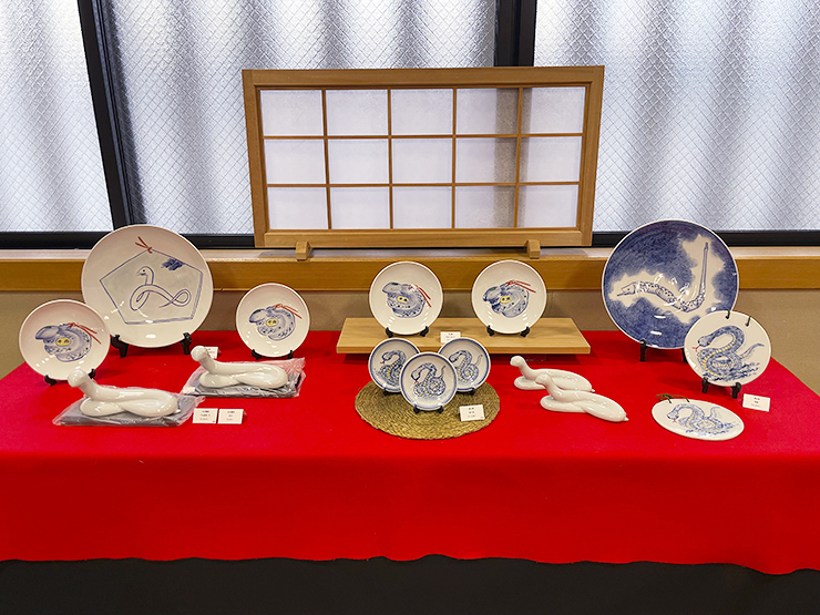 くらしにプラス+砥部焼を。 砥部焼伝統産業会館「砥部焼干支展 巳」 【愛媛/砥部町】