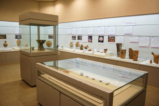 令和7年度四国地区埋蔵文化財センター巡回展「発掘へんろ」展示会「四国を掘る-墳墓-」