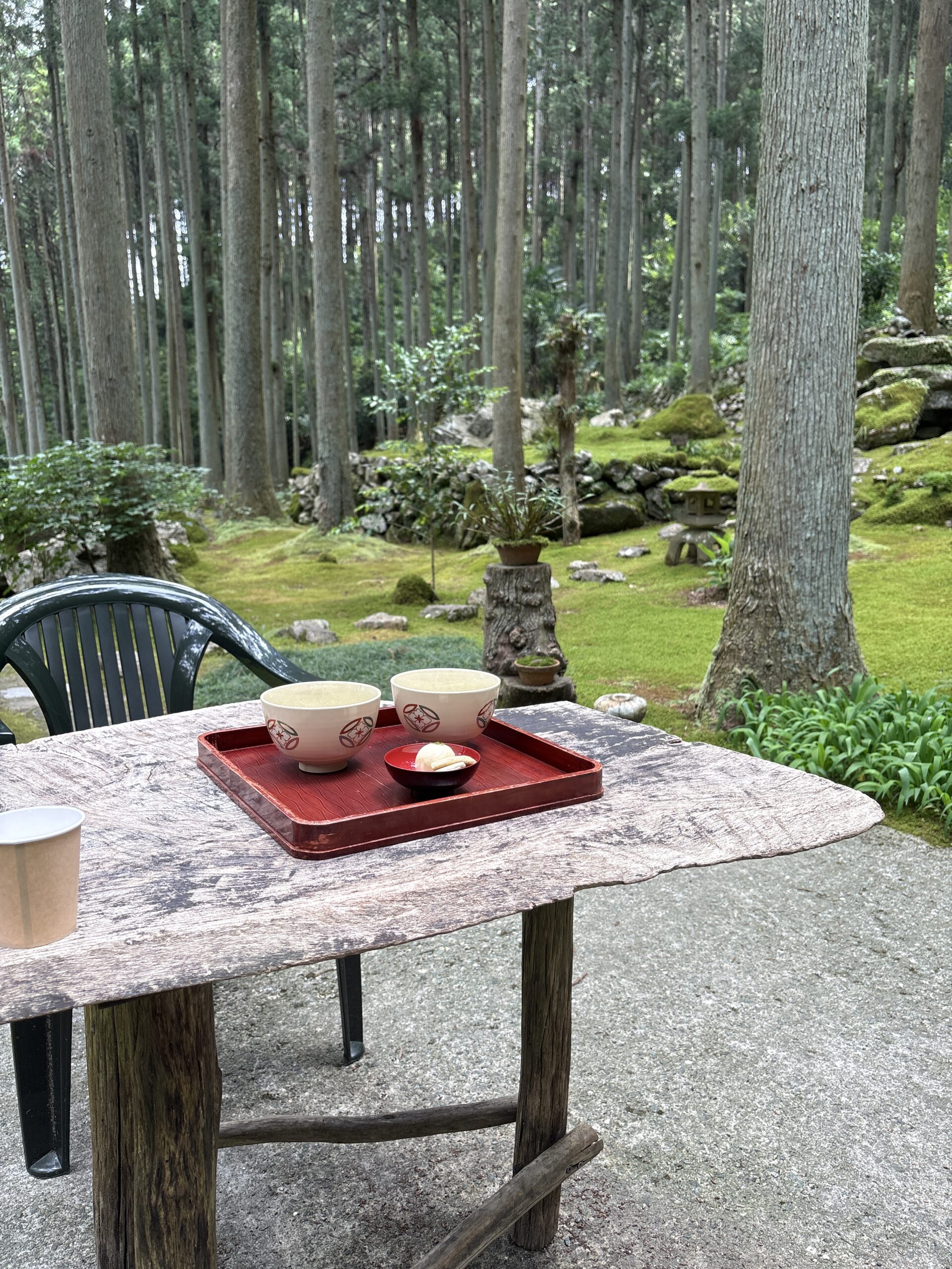 こけむしろ庭園内でのテーブル。抹茶とお菓子とともに