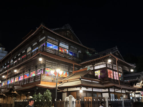 【体験レポ】蜷川実花ならではの色彩美に彩られた道後温泉本館を見てきました！【蜷川実花 with EiM × 道後温泉 DOGO ART】