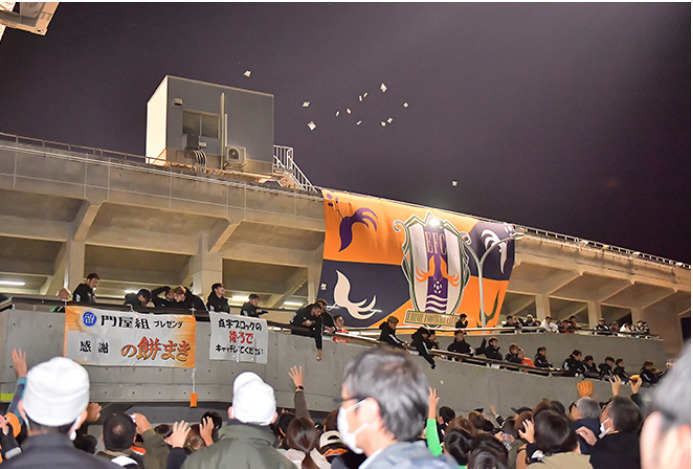 勝利の餅まきイベントの様子