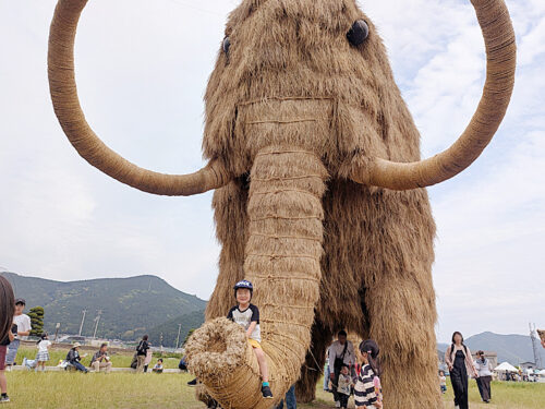 親子で楽しむ【宇和れんげ祭り】屋台・わらマンモスを満喫！（愛媛/西予市・おでかけレポ）