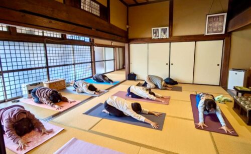 【ヨガの時間】愛媛県指定文化財の仏像を前に、本堂で心と身体を整える寺ヨガ（愛媛/松山市）