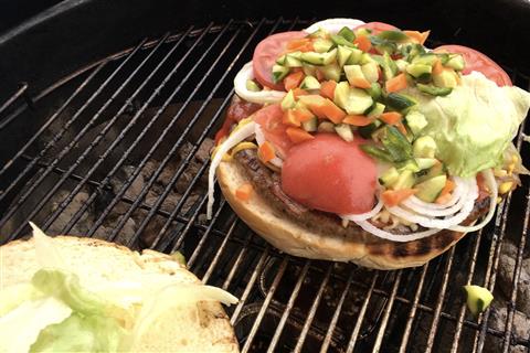 【鬼北町】 ビア缶で作るキジのビックバーガー