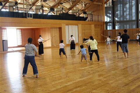 愛媛県武道館親子武道体験教室(なぎなた編)