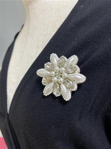 ビーズで作る 雪の結晶ブローチ