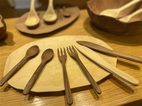 温もり感じる木の食卓 手作りウッドプレート・カトラリー